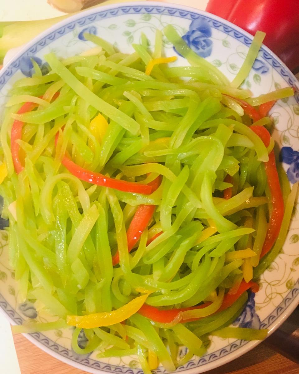 闹闹 做的清炒莴笋丝