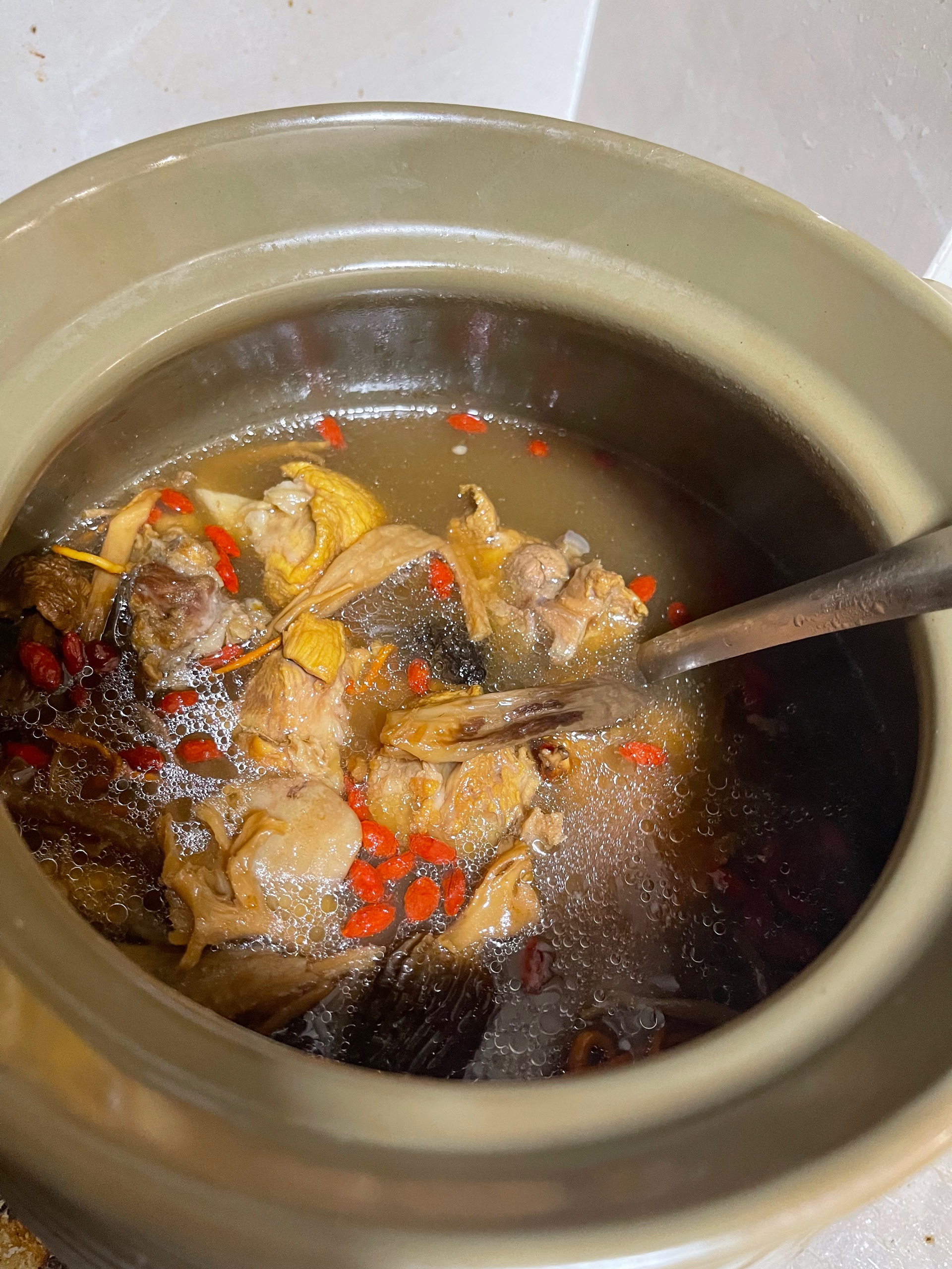 菌菇猪骨汤的做法