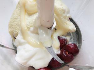 【无糖无蛋无奶油】樱桃酸奶冰淇淋，四种原料，只需三步，简单健康！夏天的味道！的做法 步骤2