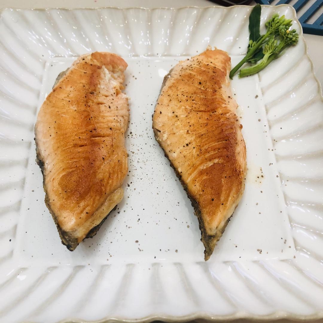 黑胡椒煎三文鱼排
