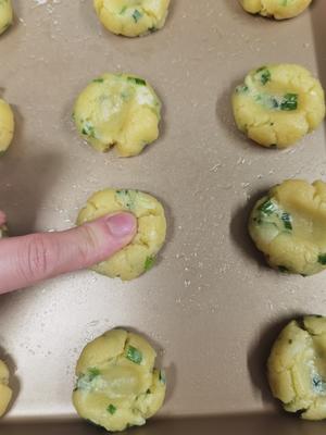 无需黄油‼️搅一搅就能做好❗️葱香酥饼干的做法 步骤6
