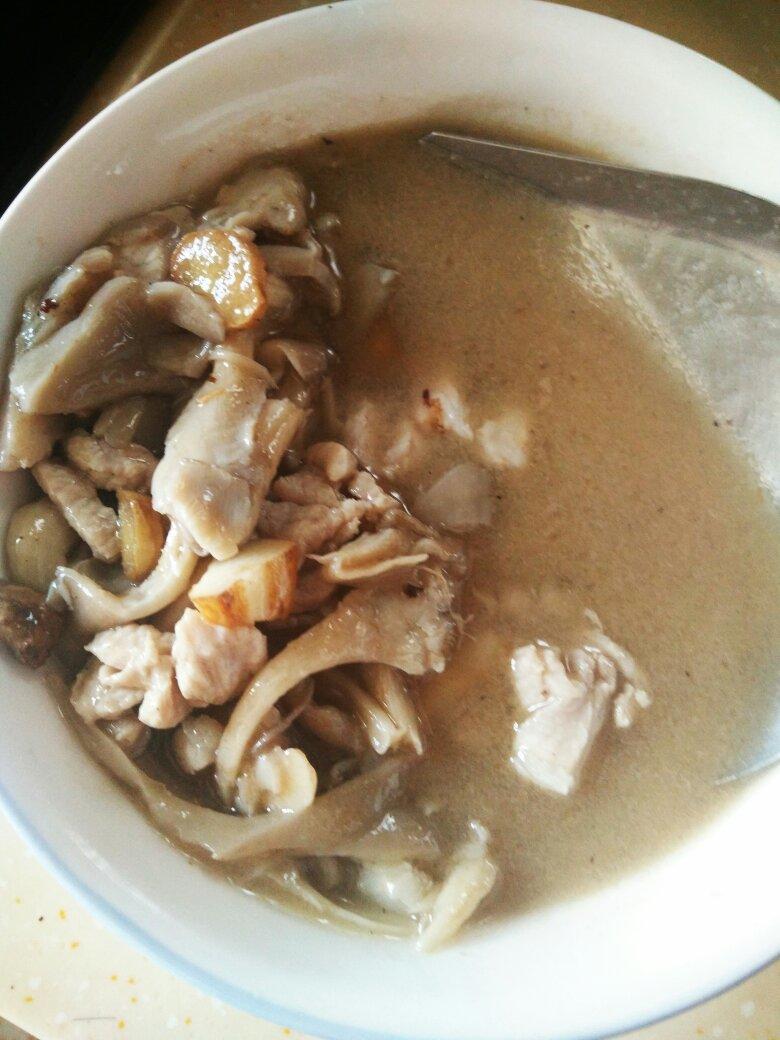 蘑菇肉片汤