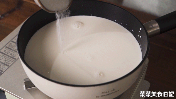 【宫廷奶卷】今天来复刻这款宫廷小吃！买袋牛奶就能做，巨简单！的做法 步骤1