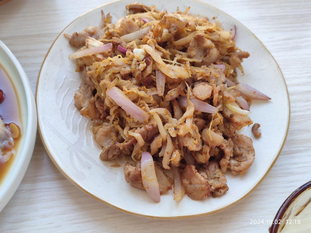 东北酸菜炒五花肉巨香