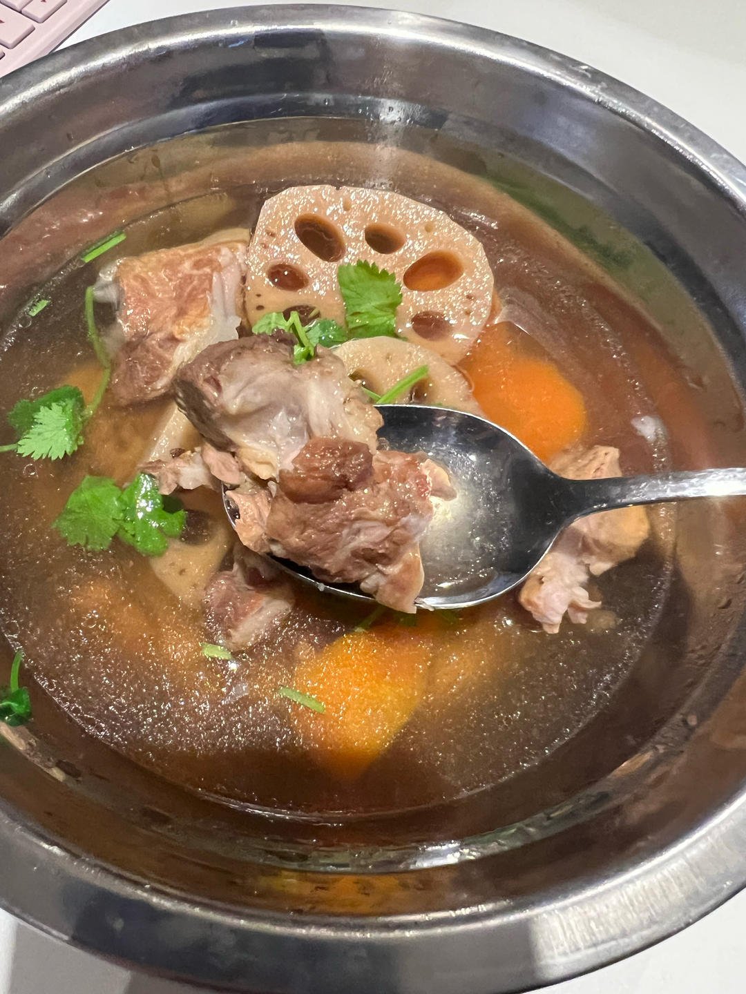 莲藕排骨汤，巨甜巨好喝😏！