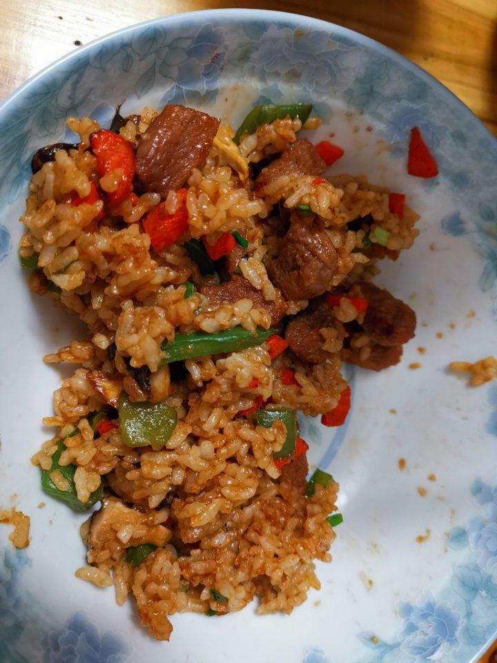 牛肉粒蔬菜炒饭