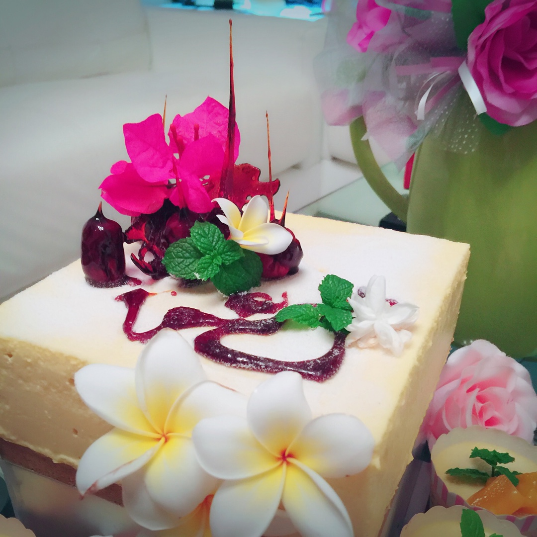 栗子和焦糖的甜蜜约会：装饰乳酪慕斯蛋糕