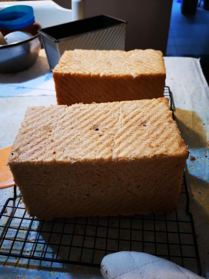 香气扑鼻的红糖核桃红枣葡萄干全麦吐司