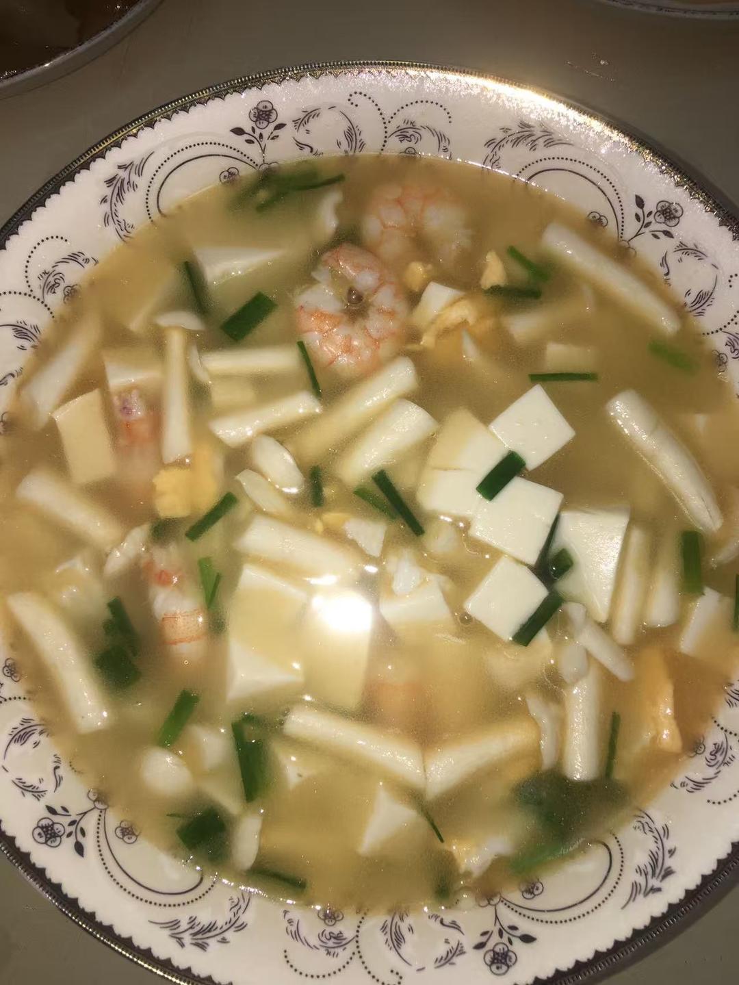 鲜虾菌菇豆腐汤