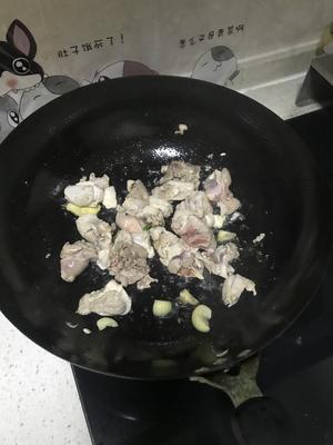简易冬菇腐竹焖兔肉的做法 步骤3
