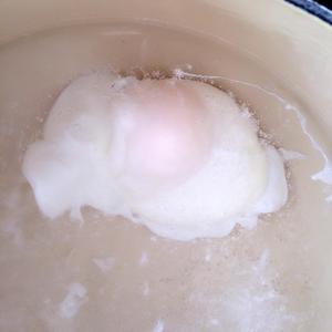 轻松做出形状完整的水煮荷包蛋的做法 步骤3
