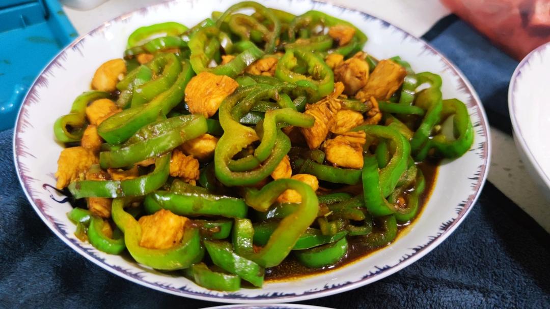 咸鲜可口的青红椒炒鸡丁
