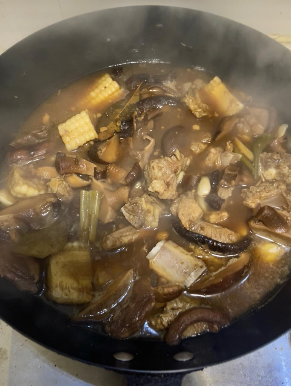 酱香排骨煲