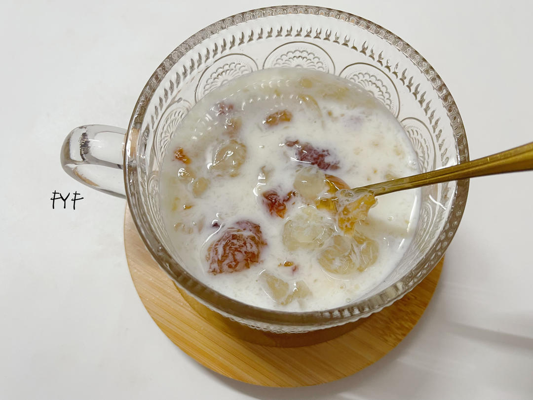 《桃胶皂角米雪燕银耳牛奶羹》据说一碗等于敷30片面膜的功效