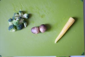香煎鹅肝配蔬菜（宝宝辅食12M+）的做法 步骤1