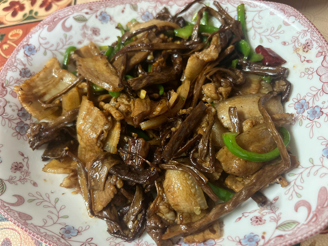 五花肉干锅茶树菇