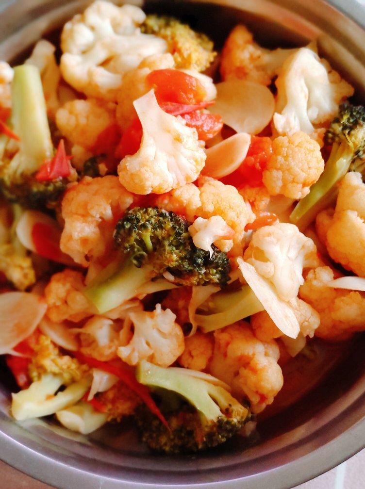 是蕾蕾吖做的西红柿炒菜花(夏季开胃菜)