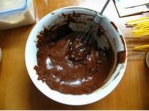 巧克力杏仁杯子蛋糕配奶油奶酪糖霜的做法 步骤6