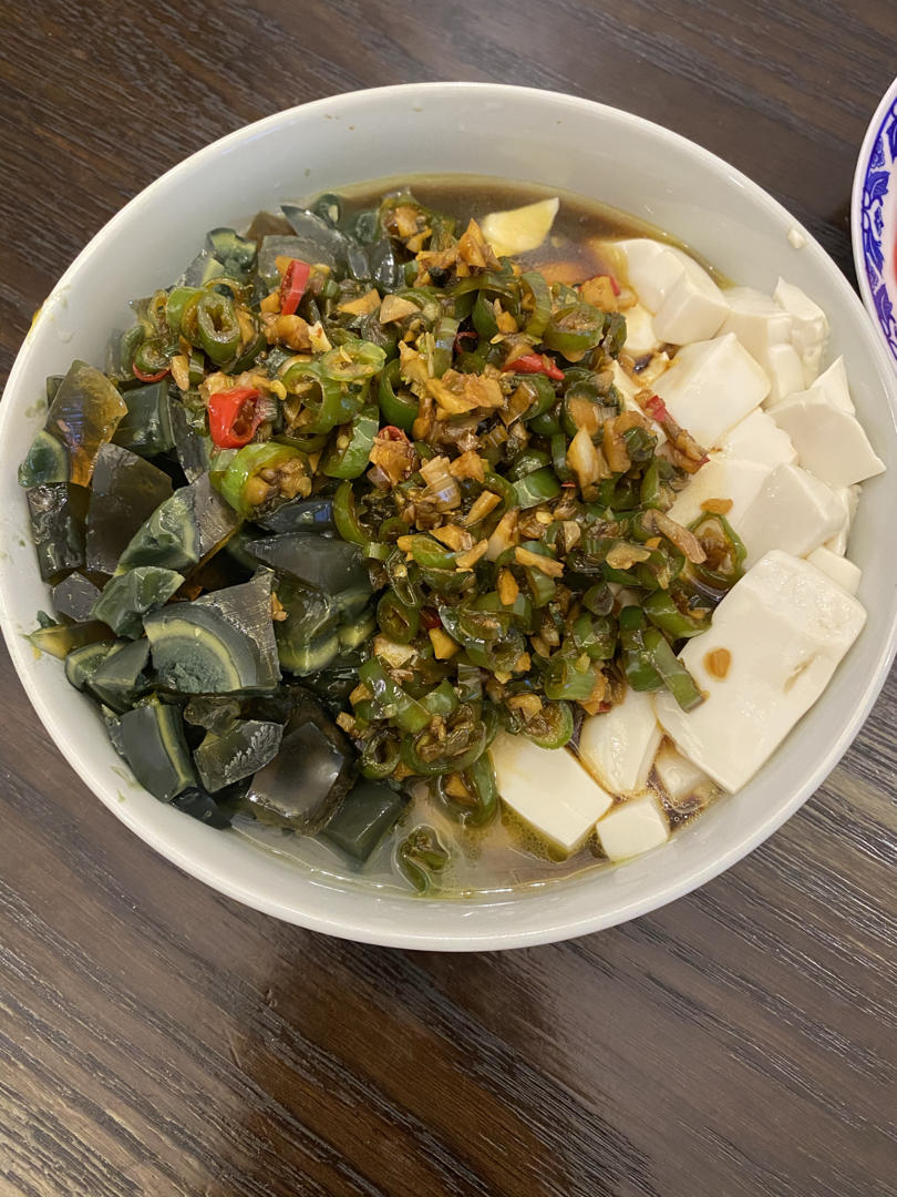 双椒拌皮蛋豆腐