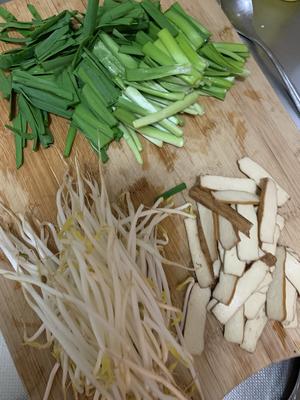 豆干豆芽炒韭菜的做法 步骤2