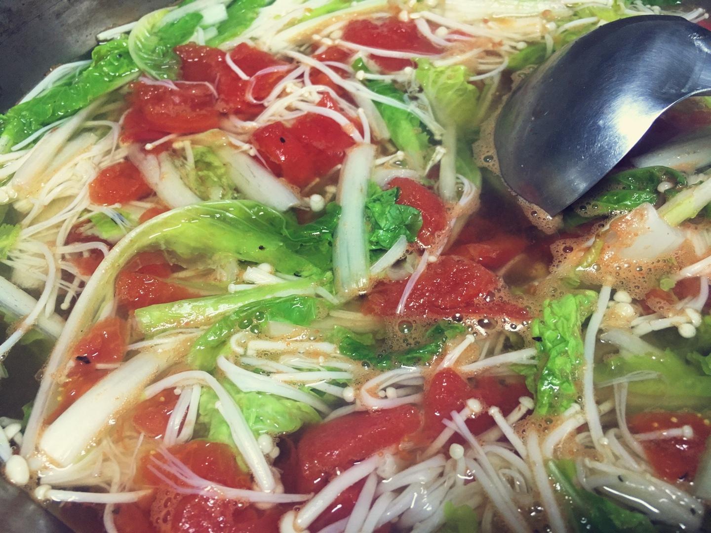 西红柿金针菇菜汤的做法