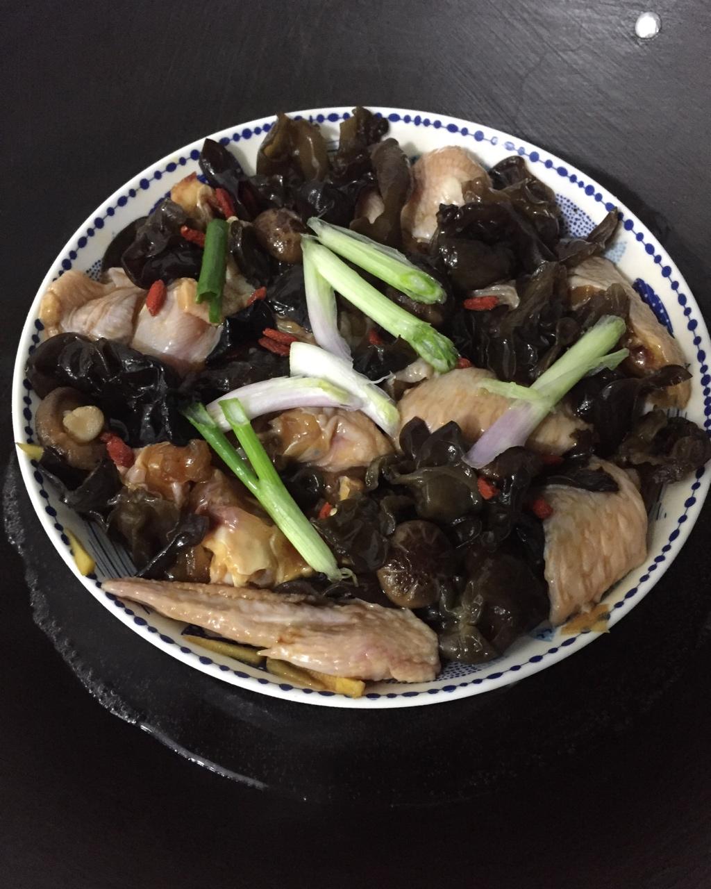 香菇木耳蒸鸡