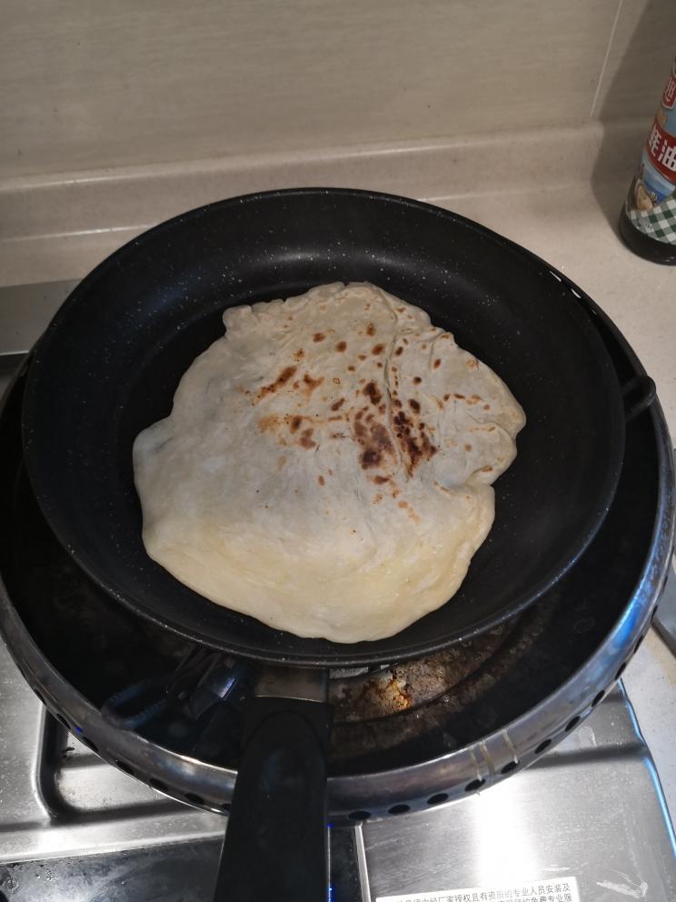 鸡胸肉鸡蛋手抓饼，好吃不贵 小孩非常喜欢的做法 步骤6