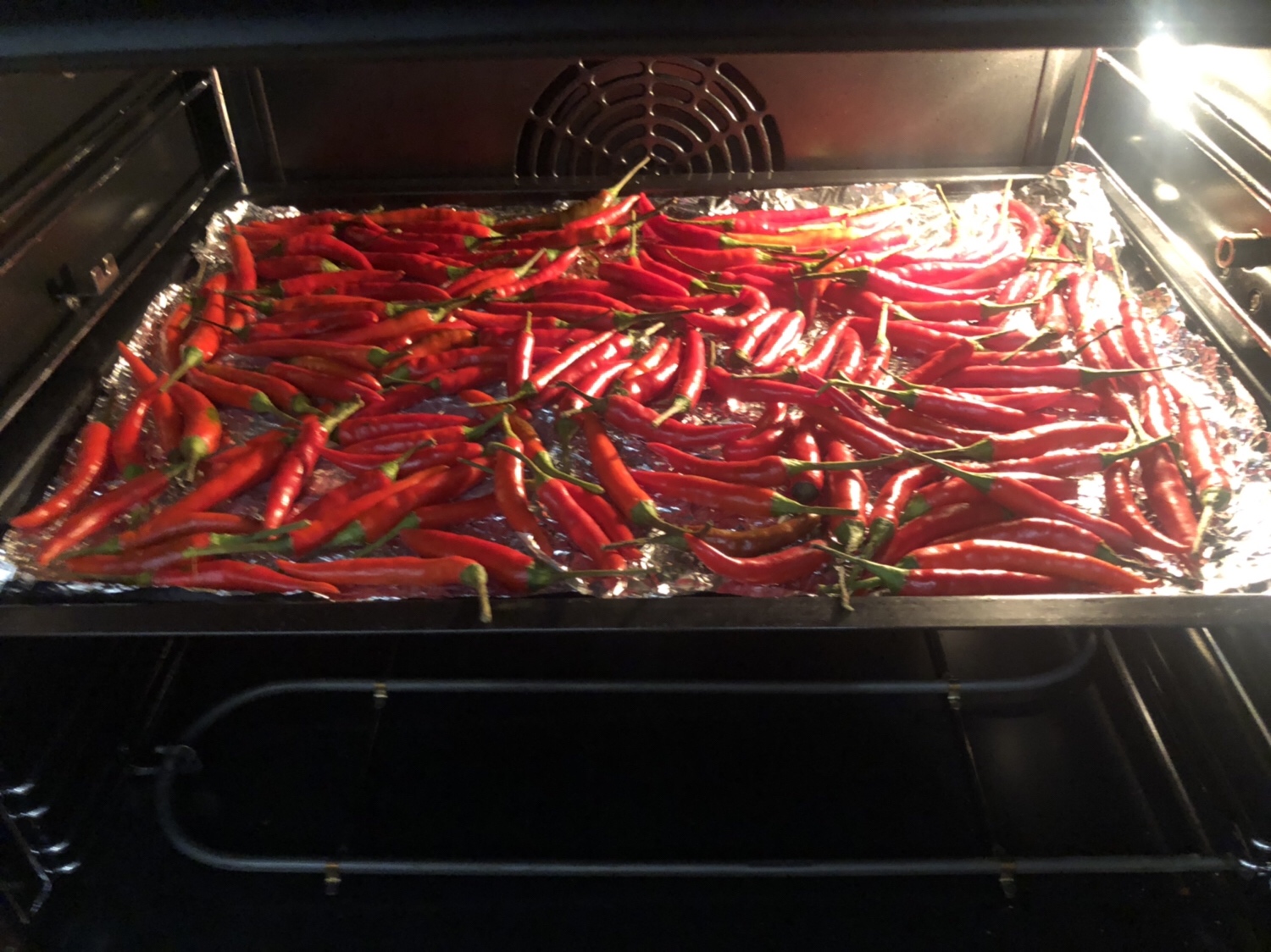 妙用烤箱——快手自制干辣椒的做法 步骤3