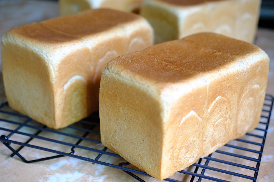 柔软的蜂蜜牛乳全麦吐司