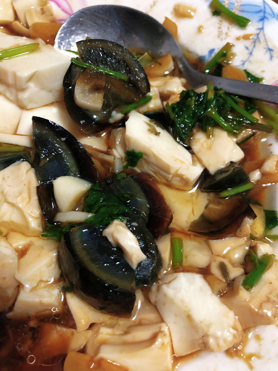 凉拌皮蛋豆腐，有着万能的灵魂调味汁浇头，只能说鲜美！