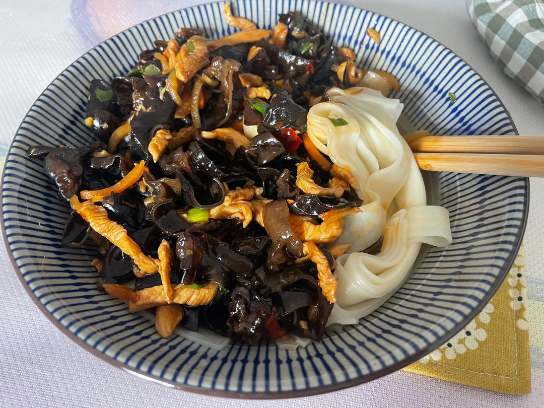 少油鸡肉版鱼香肉丝，鸡肉爱好者，健身爱好者笑了，也适合孩子吃