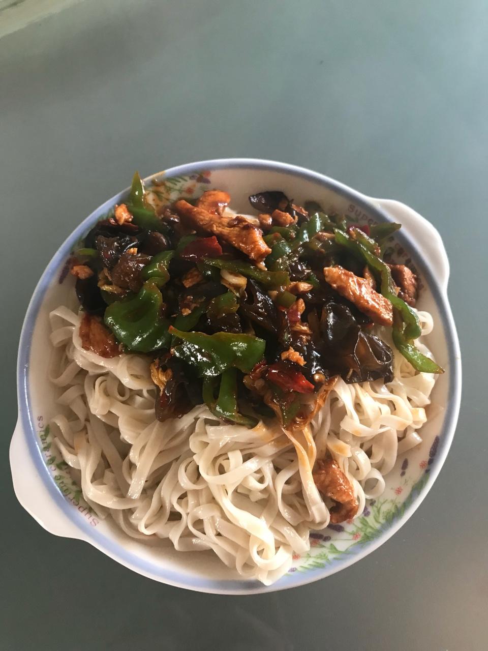 青椒肉丝拌面