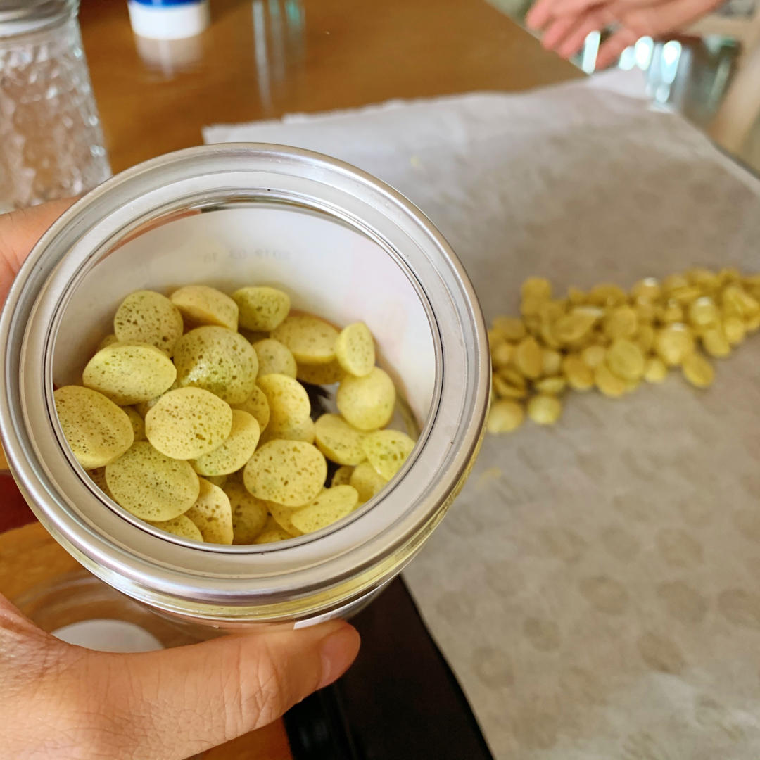 宝宝第一口健康零食！超级无敌好吃到爆炸！入口即化！材料只有1个鸡蛋 ！10g奶粉！5g淀粉 ！酥脆可口 ！幸福的味道 ！