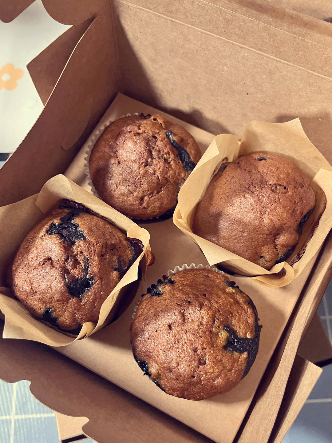 准备祖传的香蕉蓝莓玛芬蛋糕