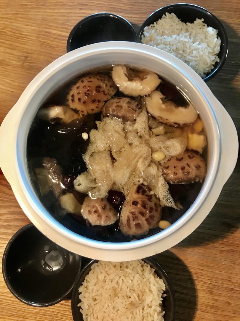 姬松茸竹荪菌菇鸡汤