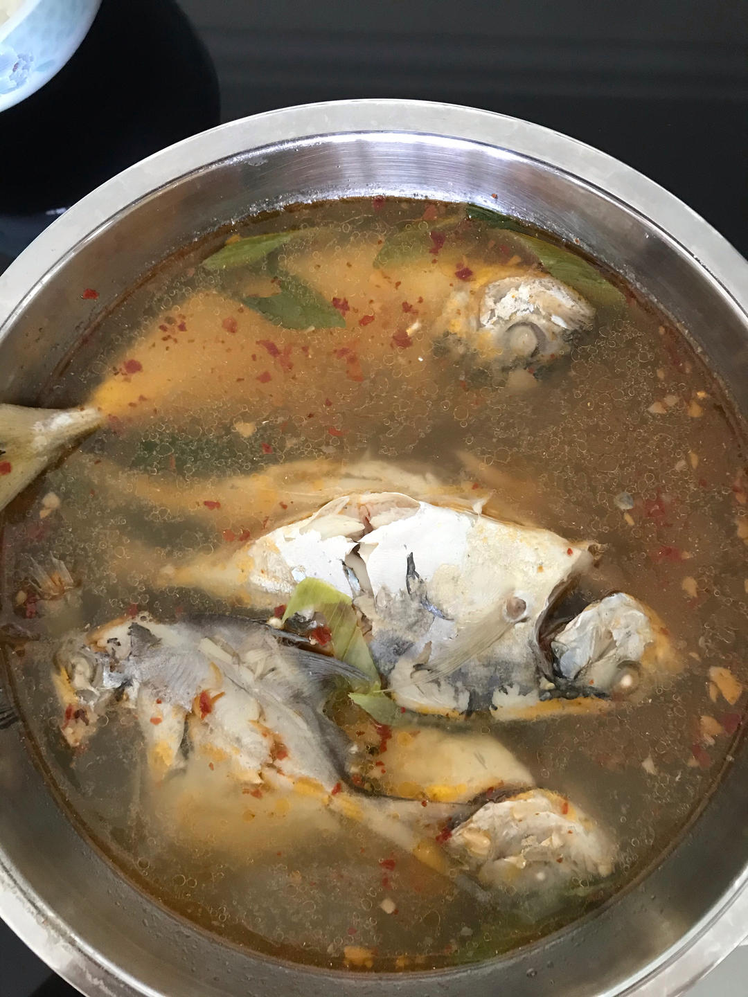 鲜美的杂鱼煲
