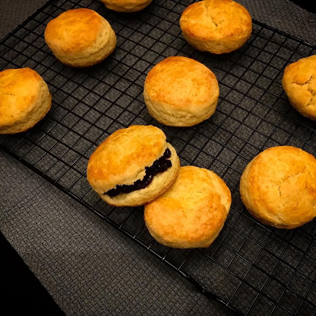 【视频】3分钟 奶油司康Scone(可能是世界上最快手的司康) 消耗淡奶油～