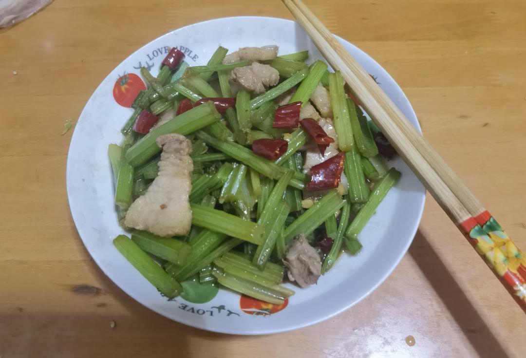 芹菜炒肉