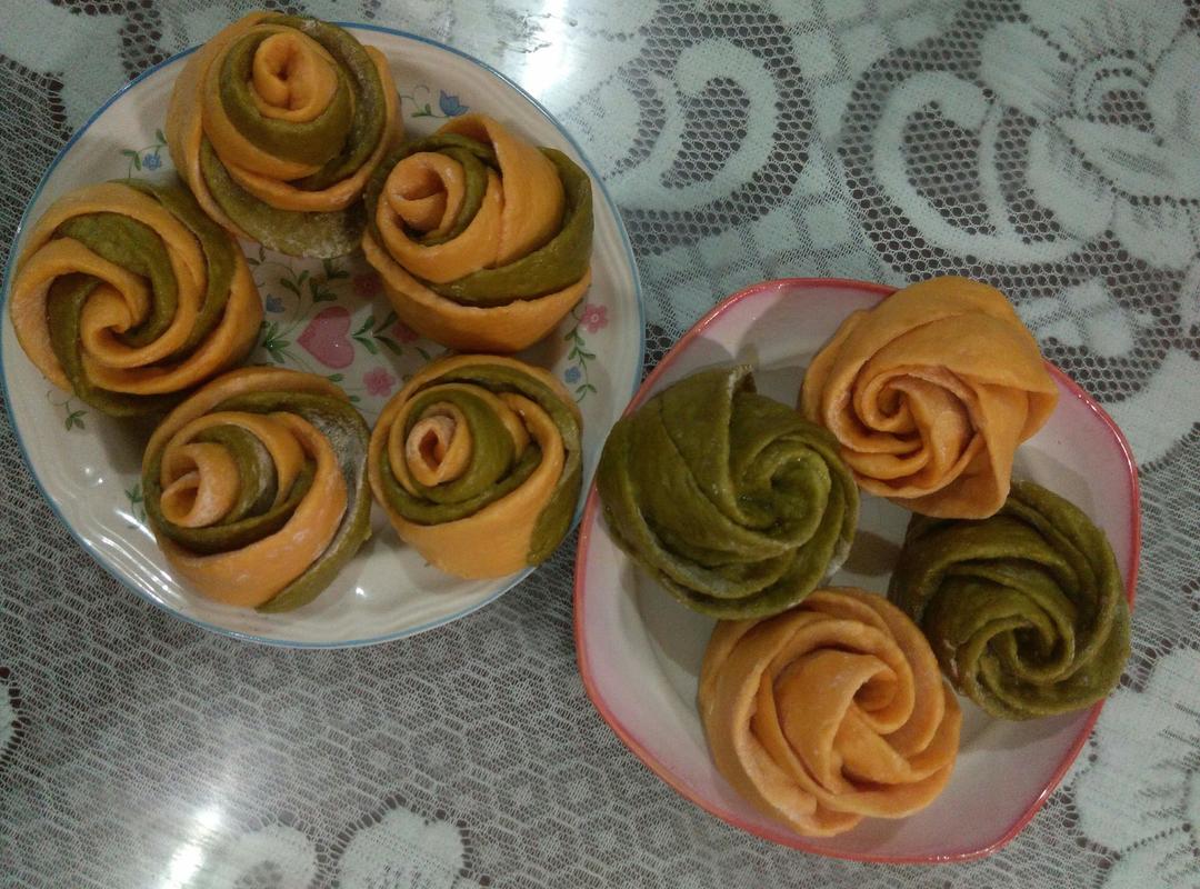 双色花朵馒头（菠菜汁、胡萝卜汁）的做法