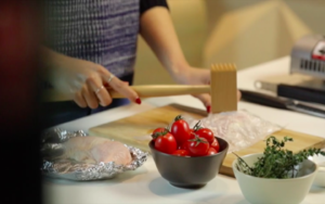 百香茄酱鸡腿饭－视频【没牌子】的做法 步骤1