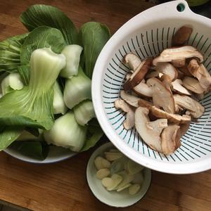 家常蚝油香菇扒油菜的做法 步骤1