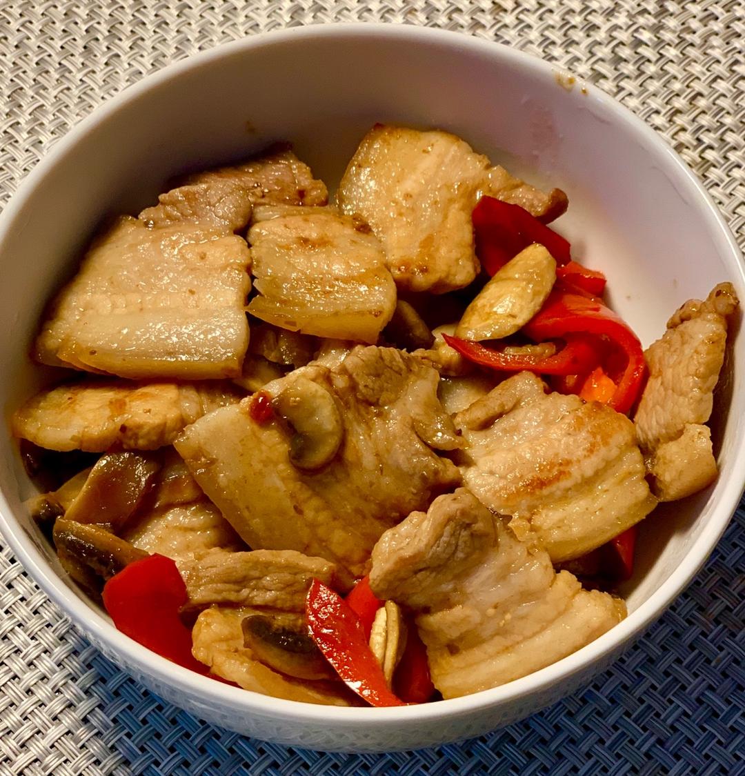 荷包蛋炒五花肉，简单味美又下饭
