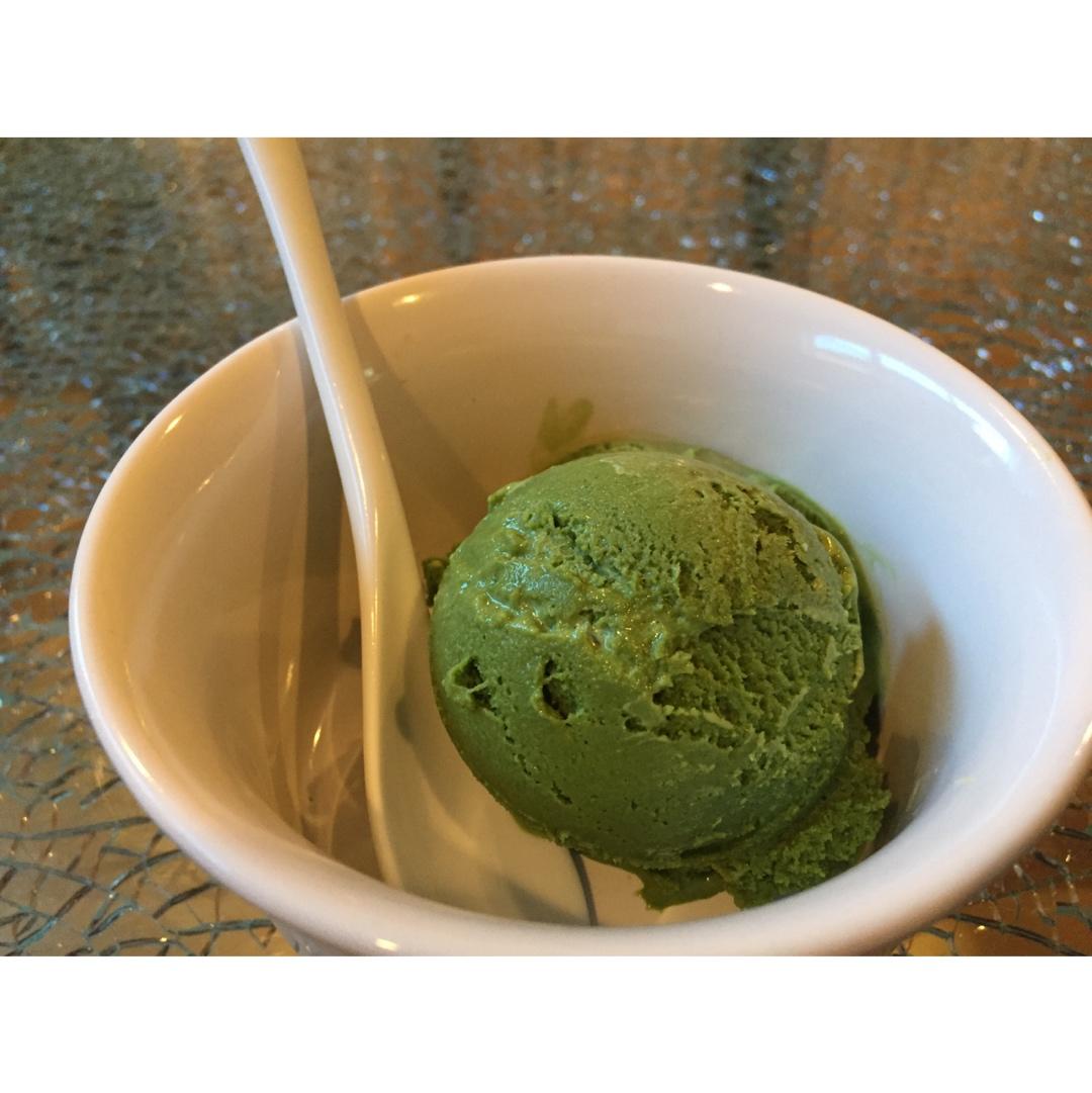 抹茶白巧冰淇淋