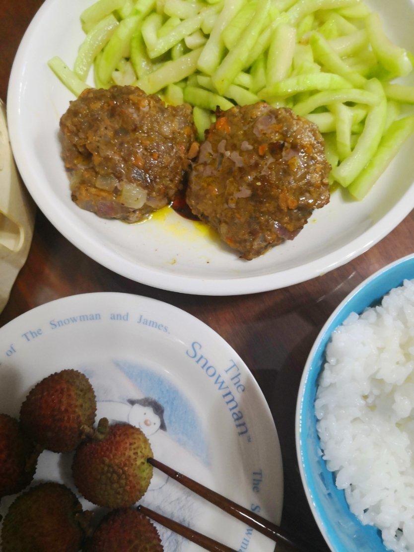 肉嫩多汁快手的牛肉汉堡之牛肉饼