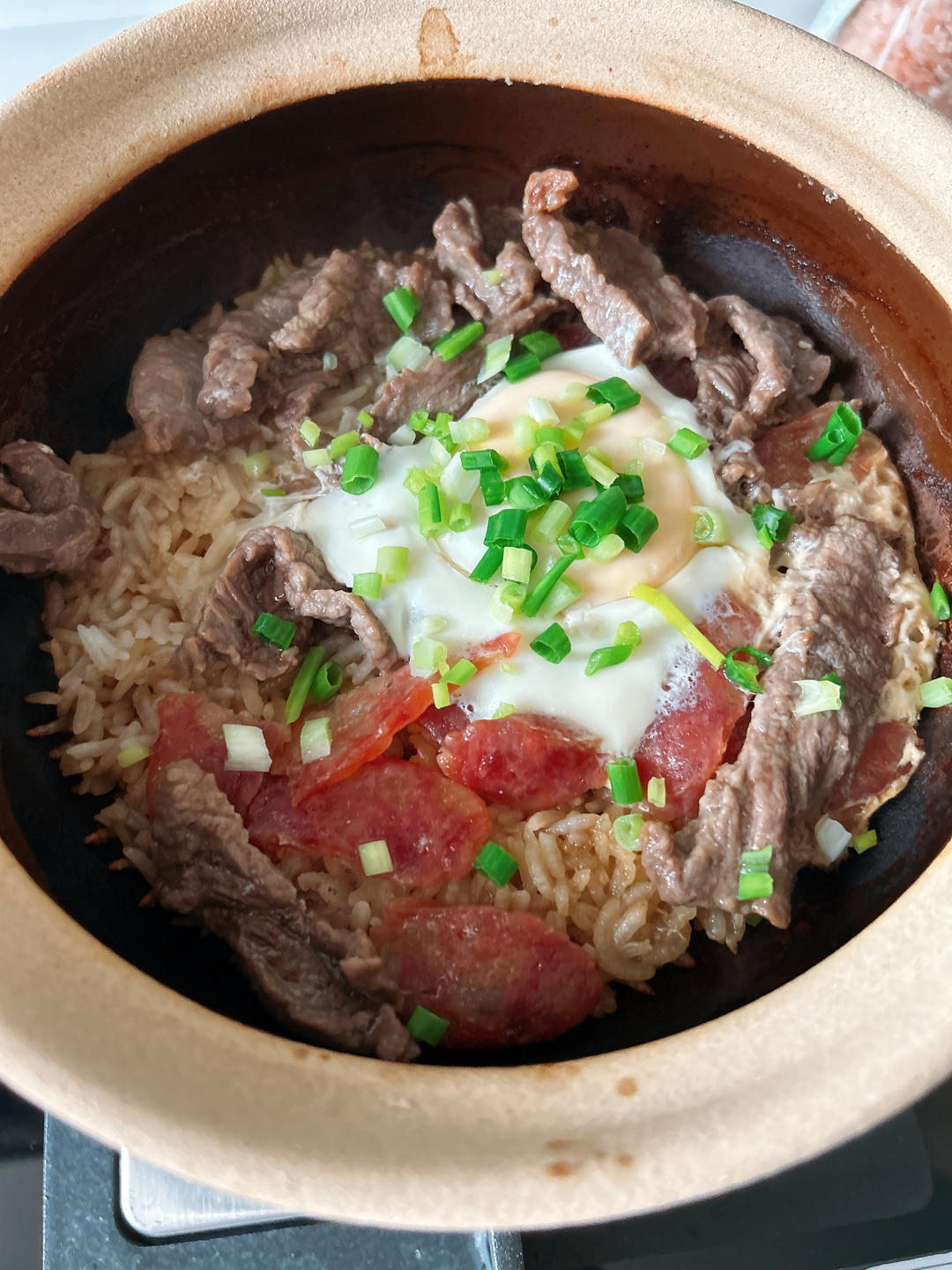 广式牛肉窝蛋煲仔饭