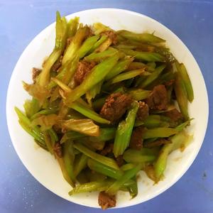 牛肉炒芹菜的做法 步骤7