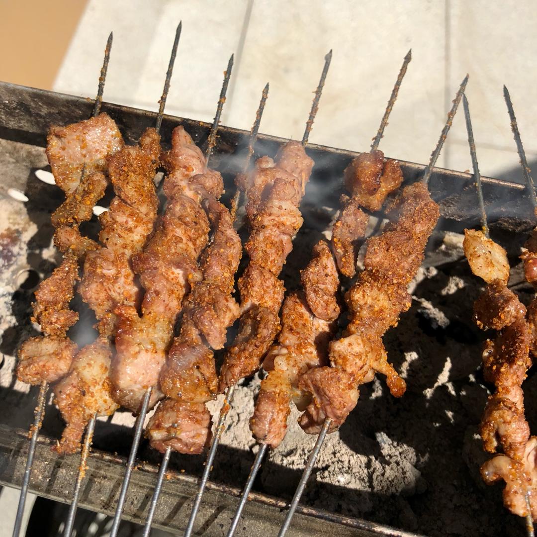 新疆巴郎子的烤羊肉秘方（羊肉嫩而不膻的腌制法）