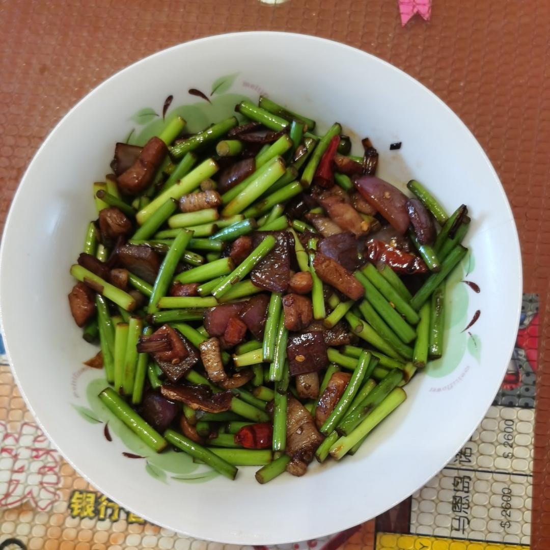 炫富贴，二两猪肉做出了半斤肉的既视感，快手蒜苔炒肉