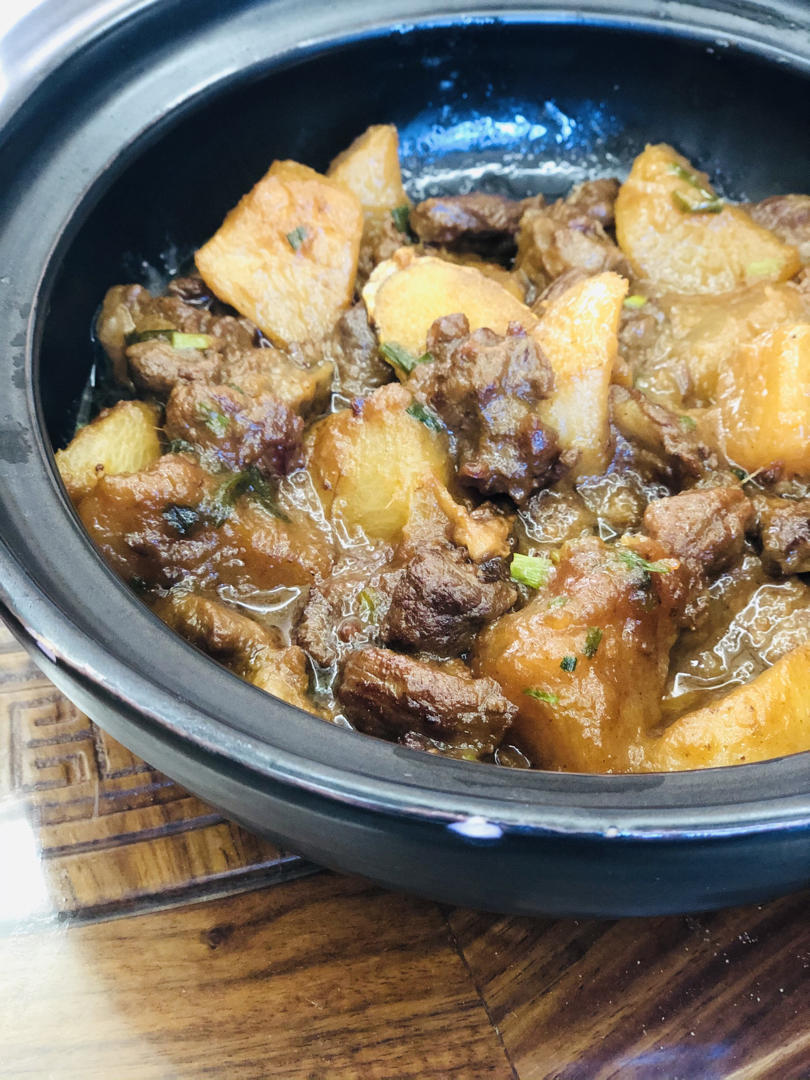 土豆萝卜炖筋头巴脑（牛肉牛腩）