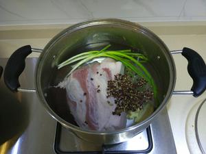 蒜苗回锅肉的做法 步骤2